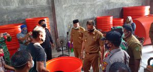 Bupati Rohil Serahkan Bantuan Kepada Kelompok Nelayan di Pulau Halang