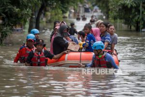 Kepala BNPB Beri Bantuan Korban Banjir di Solo Raya