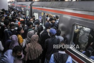 Horor Penumpukan Penumpang di Stasiun Manggarai