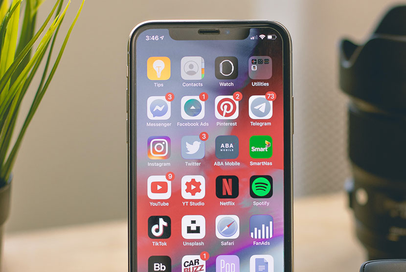 Aplikasi TikTok dan Youtube di smartphone.