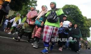 Jalan Sehat Gunakan Sarung di Salatiga