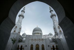 ZHO Berikan 160 Rehal Alquran untuk Masjid Syekh Zayed Solo