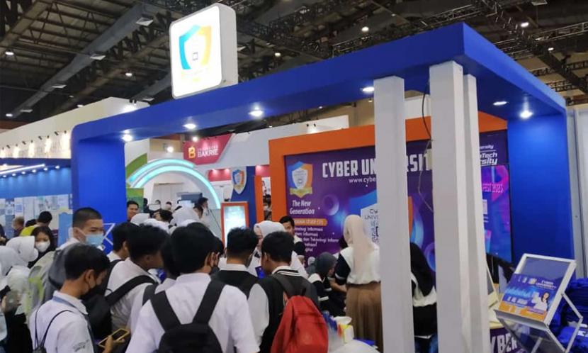 Kemeriahan Stand Cyber University di IIETE 2023 Bersama Siswa/i Hadirkan Beasiswa