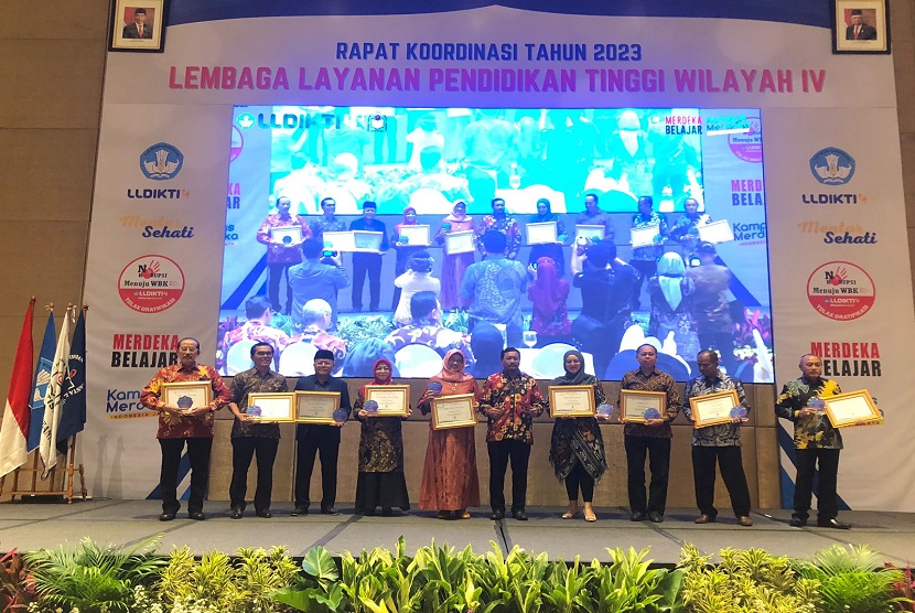 Membanggakan, Unisba Raih Tiga Penghargaan dari LLDIKTI