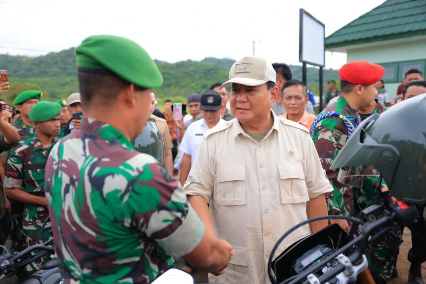 Menhan Prabowo Serahkan 65 Sepeda Motor untuk Babinsa di Lombok