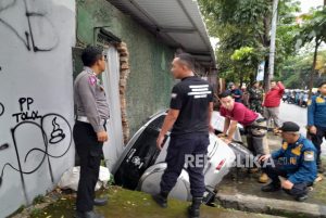 Minibus Terperosok ke Dalam Parit di Jalan Martanegara