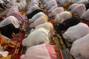 Hikmah Wanita Ditempatkan di Shaf Belakang dalam Sholat