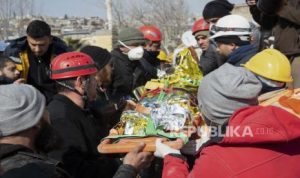 Operasi Penyelamatan Korban Gempa Diwarnai Penjarahan dan Bentrokan