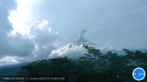 Pagi Ini, Gunung Semeru Keluarkan Awan Panas Guguran