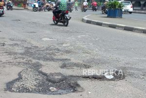 Pemerintah Diminta Benahi Kerusakan di Jalan Sudirman Kota Bekasi