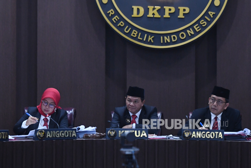 DKPP Jatuhkan Sanksi Pemecatan Staf KPU Sangihe Pengubah Data Verfak Partai Gelora dan PKN