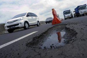 Pengendara Keluhkan Lubang di Jalan Tol Jakarta-Cikampek