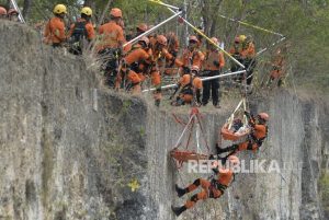 Personel Basarnas Jambi Gunakan Motor Jangkau Lokasi Helikopter Jatuh