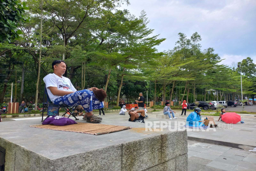 Sejumlah Warga Ikuti Lomba Melamun di Tasikmalaya