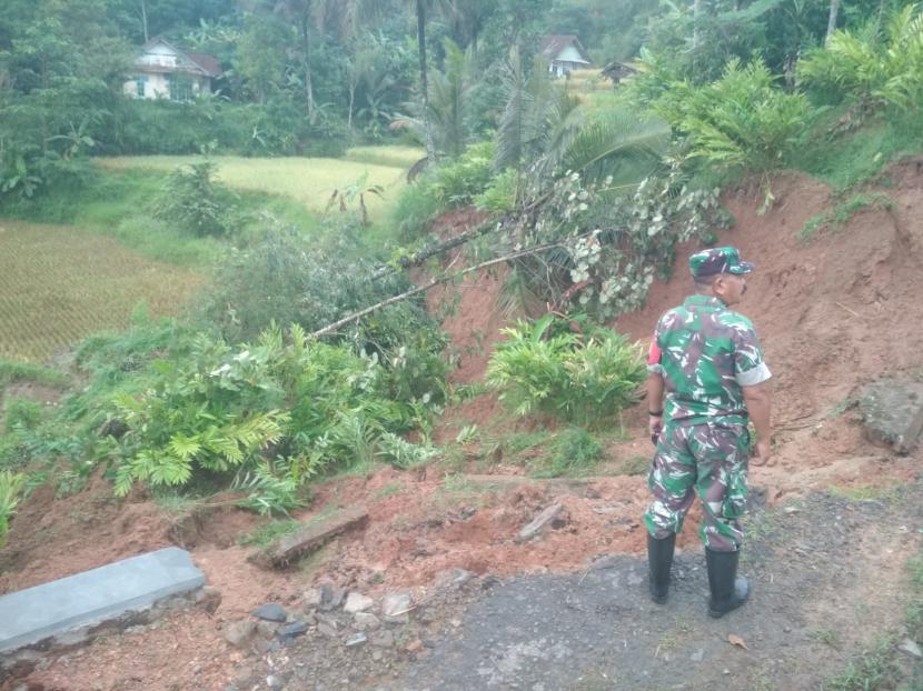 Tanah Longsor Tutup Akses Jalan Penghubung Malang-Kediri