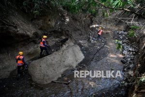 Tim SAR Masih Cari Ayah dan Anak Hilang Terseret Arus Banjir di NTT