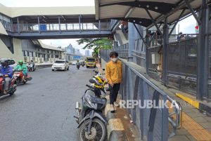 Trotoar di Halte Cikoko Cawang Sempit Dikeluhkan Penumpang