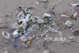 Warga Malang Olah Limbah Plastik Jadi Raket Bulu Tangkis 