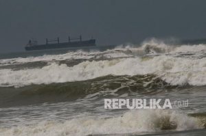 Wisatawan Dilarang Berenang di Pantai Selatan Lebak