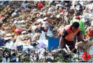 Keren, Warga Bandung Ini Raup Jutaan Rupiah Dari Sampah