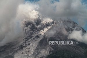 Hingga Ahad Pagi, Gunung Merapi Masih Muntahkan Awan Panas