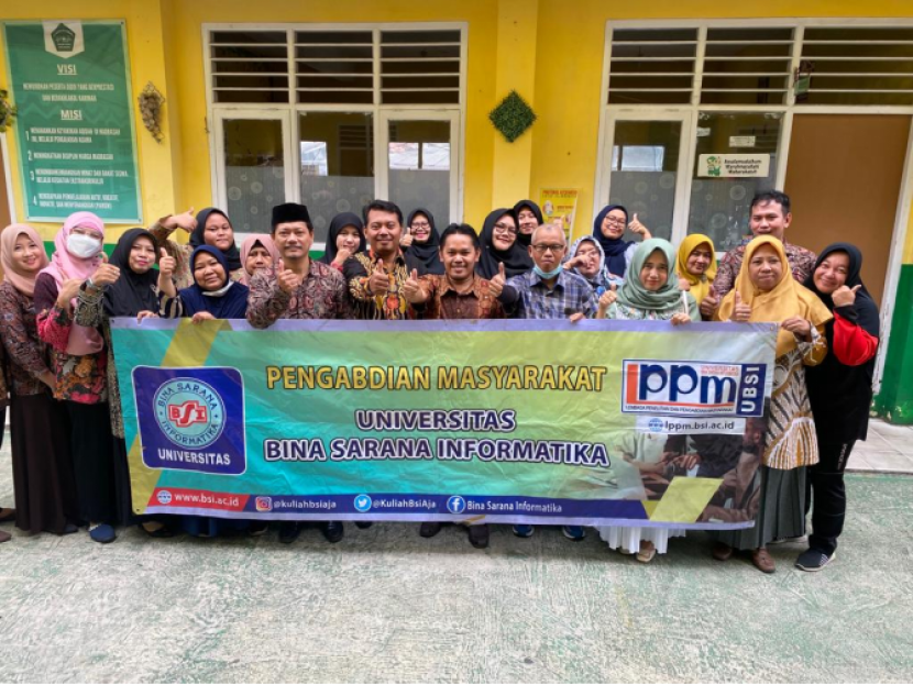 Dosen Universitas BSI kampus Margonda Depok  berfoto bersama staf Yayasan Mathla’ul Anwar Satu, Kota Bogor, Jawa Barat,  usai Pengabdian Masyarakat (PM), Rabu (08/03/2023). Foto : dok  