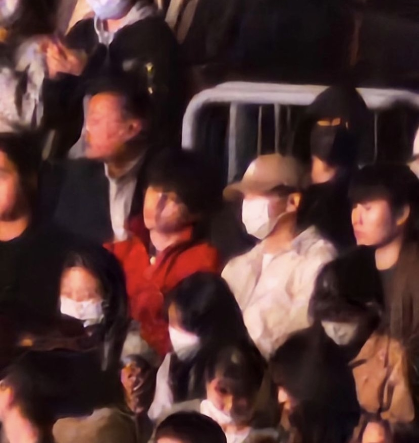 V duduk samping Woo-sik. Jungkook berada di belakang V. Dok: Twitter