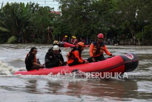 Tim SAR Cari Korban yang Kecelakaan Terjatuh ke Sungai di Sukabumi