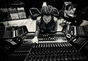 Lenny Kravitz Mengerjakan Album Baru yang ‘Upbeat’