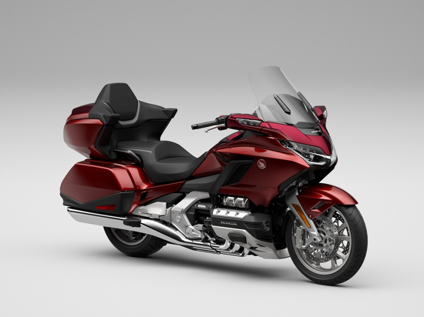 Honda Gold Wing 1800 hadir dengan pilihan warna candy ardent red dan dipasarkan dengan harga on the road (OTR) DKI Jakarta Rp 1.052.487.000 (Sumber: AHM).  