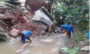 Dinas PUPR Depok Tangani Longsor Kali Engram