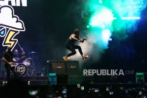 Aksi Panggung Simple Plan di Everblast Festival 2023