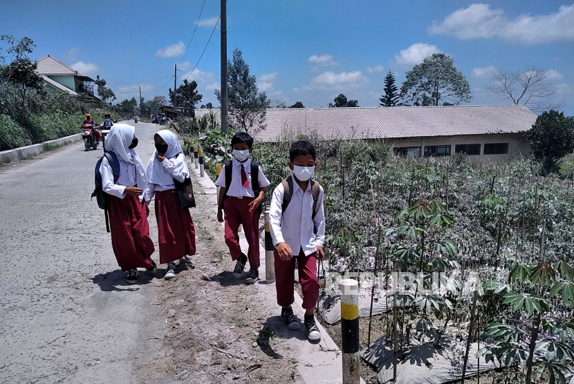 Aktivitas Warga Desa Tlogolele Terdampak Abu Vulkanis Gunung Merapi