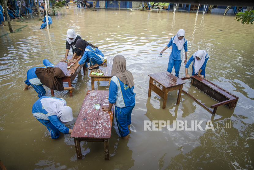 Alat Berat Atasi Tumpukan Sampah di Lokasi Banjir Karawang