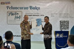 Anggito Abimanyu Luncurkan Buku Pelita Hati Untaian Syair Cinta Tanpa Syarat