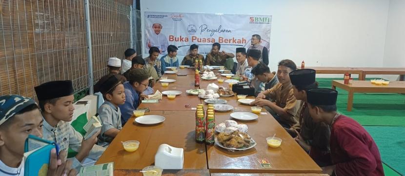 Awal Ramadhan, BMH DIY Salurkan Bantuan Sumur Bor dan Buka Bersama Anak Yatim