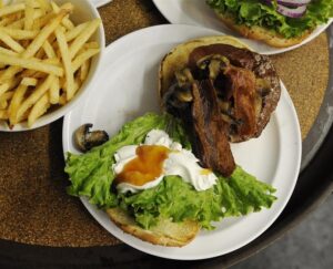 Bacon Kerap Dijadikan Isian Burger atau Topping Salad, Apakah Ada yang Halal?