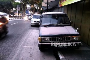 Bersihkan Abu Merapi, Pemkot Magelang Lakukan Penyemprotan di Tempat Publik