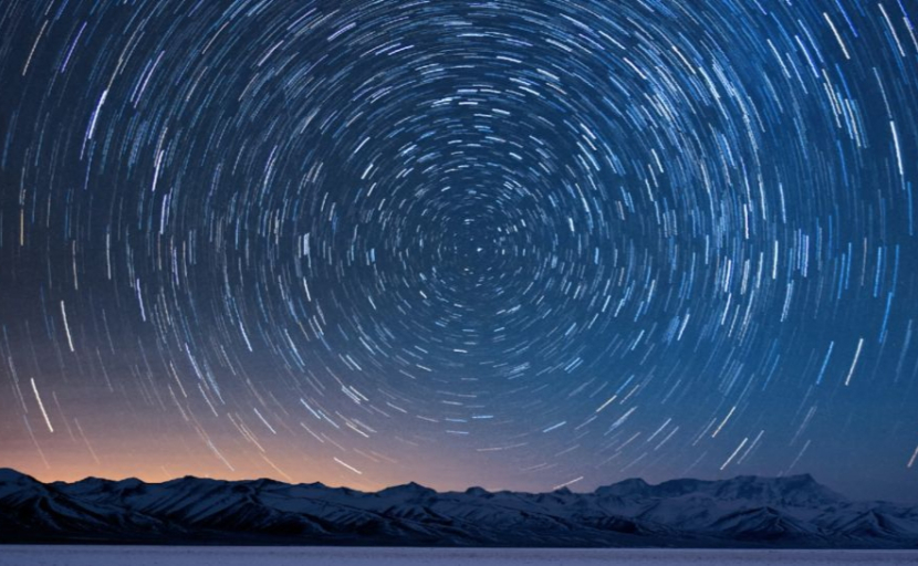 Kita bisa melihat rotasi bumi dengan mengamati pergerakan bintang-bintang di langit malam. Gambar: Shunli Zhao via Getty Images