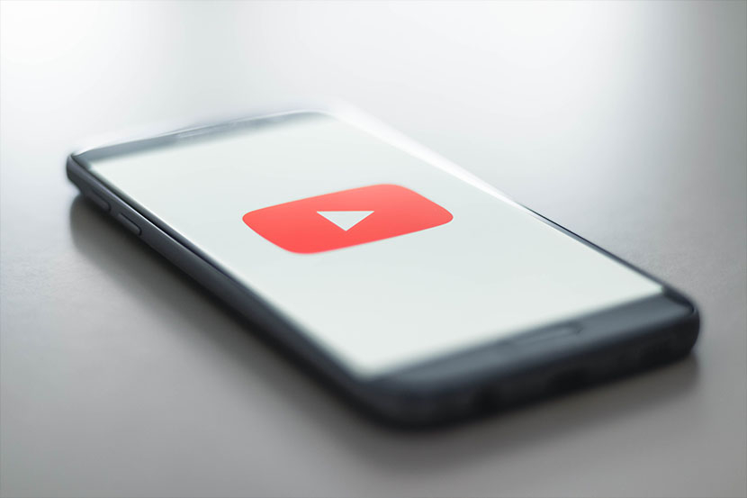 Logo aplikasi Youtube di smartphone.