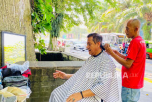 Cukur Rambut di Bawah Pohon Rindang