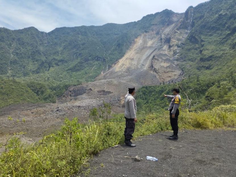 Dinding Kawah Galunggung Longsor Karena Kondisi Tanah Labil