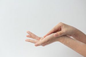 Dokter Sarankan tak Eksfoliasi Wajah Ketika Puasa, Ini Alasannya