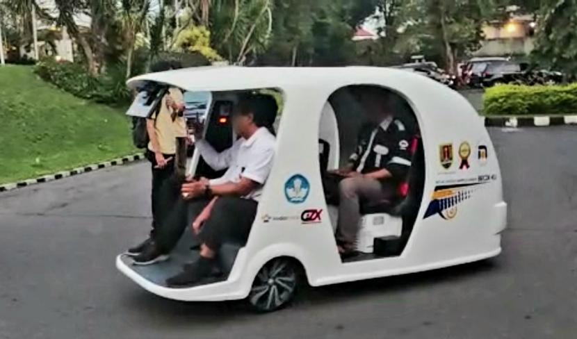 Dosen dan Mahasiswa FT Udinus Ciptakan Becak Listrik Tanpa Pengemudi