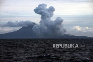 Gunung Anak Krakatau Tertutup Kabut dan Kawah tak Terlihat