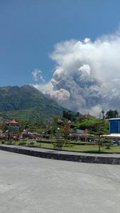 Hujan Abu Erupsi Merapi Mengguyur Sebagian Wilayah Temanggung