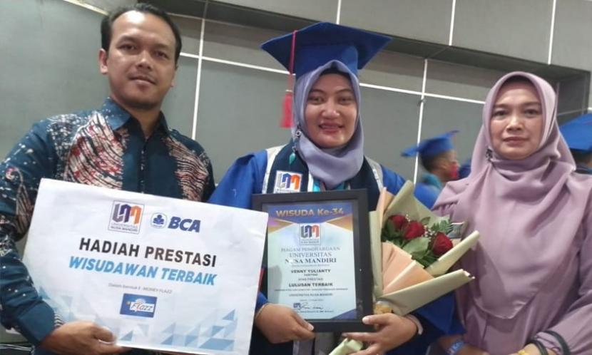 Ibu Tiga Anak Jadi Lulusan Terbaik S2 Ilmu Komputer UNM