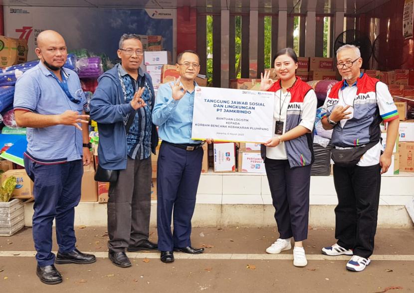 Jamkrindo Salurkan Bantuan bagi Korban Kebakaran Plumpang dan Longsor Natuna