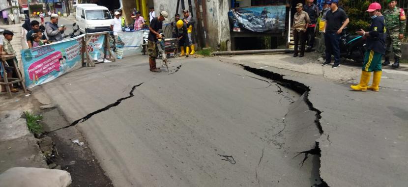 Jembatan Marunda Ambles Akibat Sopir Truk Nekat Melintas