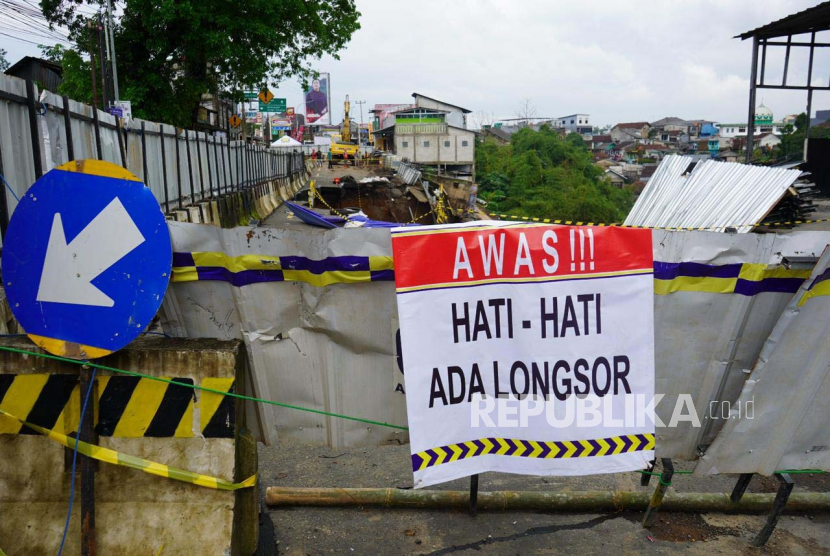 Jembatan Menuju Rumah Si Pitung Ambles Akibat Dilewati Dua Truk